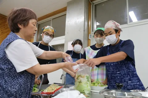 レタス農家直伝のレシピ学ぶ　<br>奥中山中学校３年生が調理実習