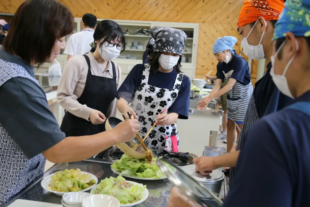 「奥中山高原レタス」を使った調理実習のようす
