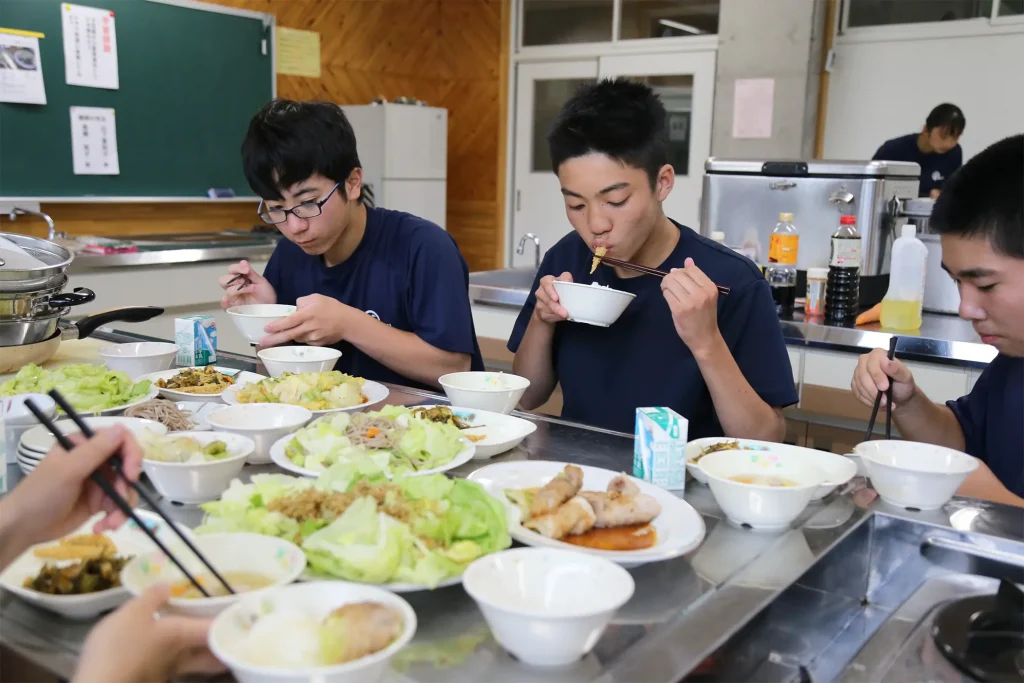 「奥中山高原レタス」を使った調理実習のようす