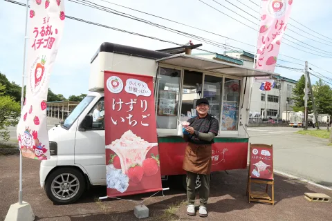 暑い夏に「涼」をお届け　<br>イチゴ農家がけずりイチゴ販売