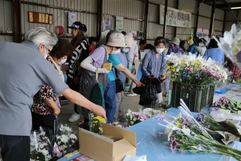 盆用切り花人気　<br>たまやまふれあい市お盆市