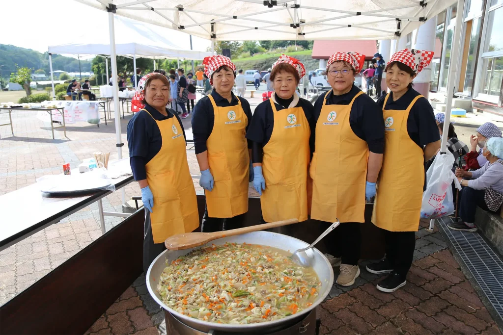 田んぼアートの稲刈り