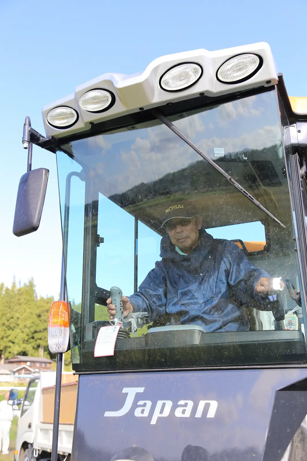 トラクターを運転する様子