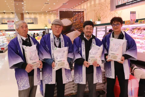 水稲新品種「白銀のひかり」上々の評価　<br>試食販売会でＰＲ