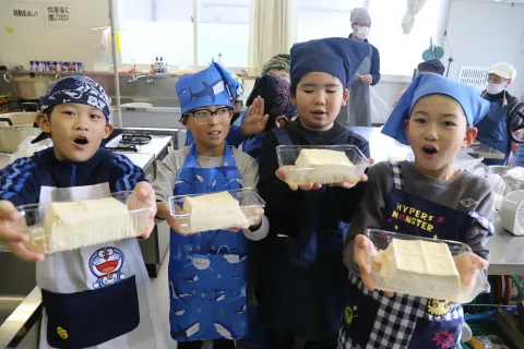 大豆から豆腐作る　<br>岩手町立一方井小