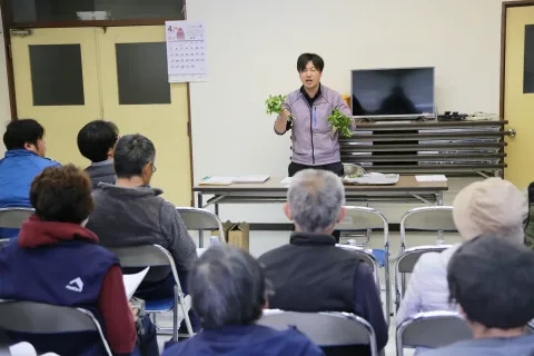 生産者ら３０人が出荷規格を確認　<br>花ワサビ目揃い会