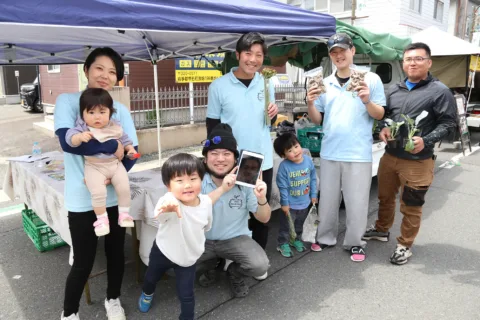 軽トラ市盛況　<br>若手の農家ら客と交流
