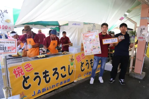 焼きトウモロコシ人気　<br>ＩＢＣまつりで青年部販売
