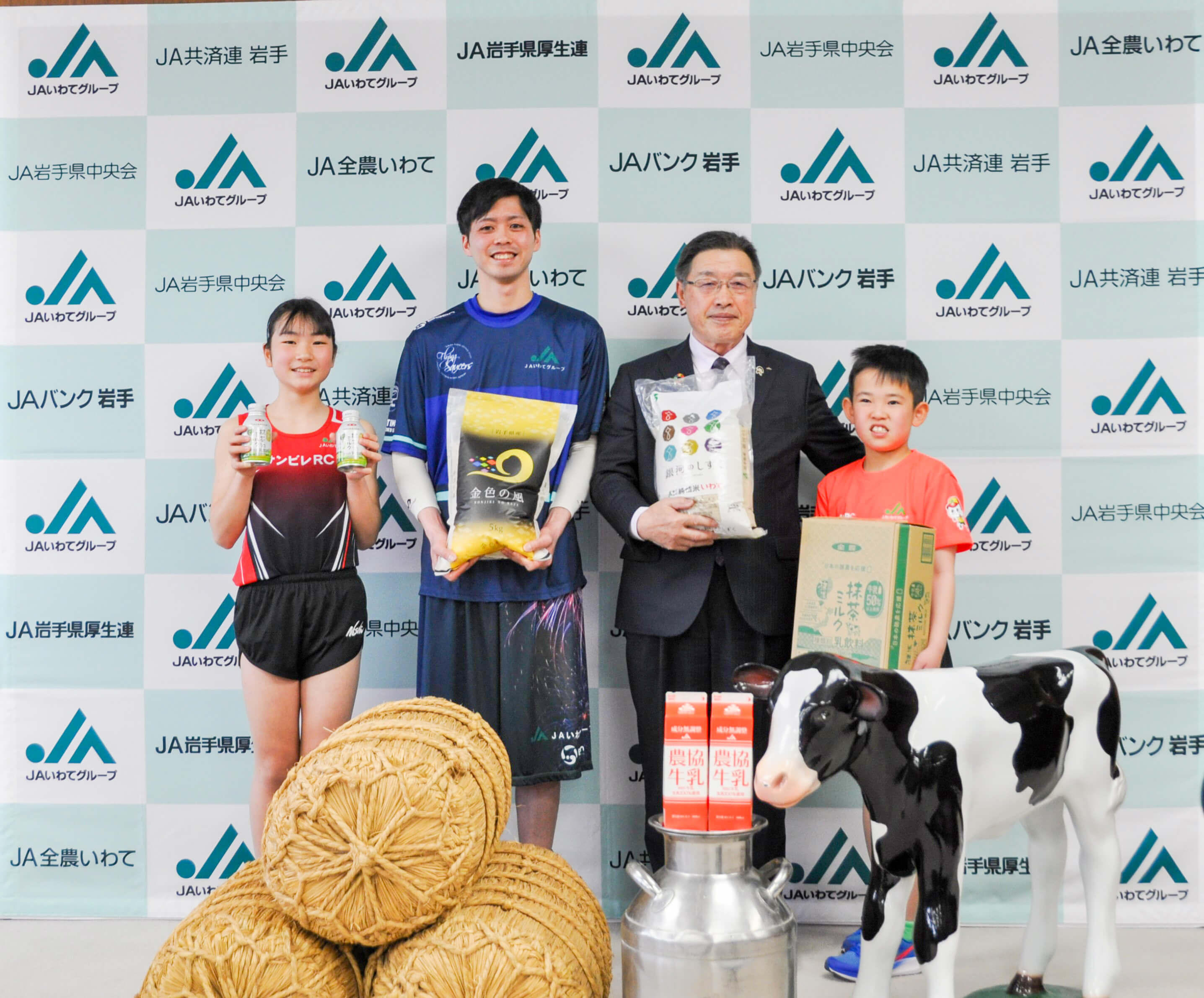 贈呈セレモニーの集合写真