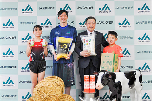 「岩手の農業が応援します！ＪＡいわてグループ スポンサーキャンペーン」におけるＰＲ資材の贈呈セレモニーの様子写真